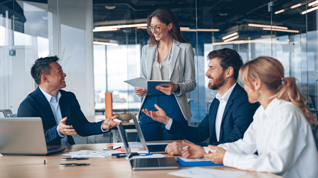 Consultant présentant diagramme de processus RSE à dirigeant dans bureau moderne